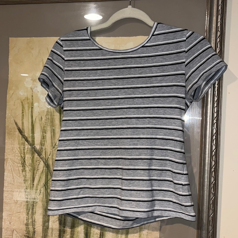 DIVIDED H&M | Women's black/gray/white striped cropped t-shirt. Size M EUC